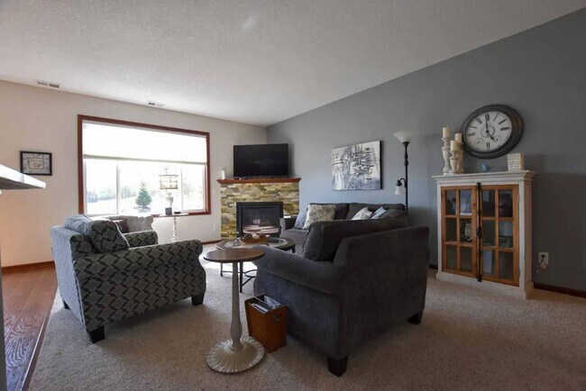 Building Photo - 12414 Alamo St NE