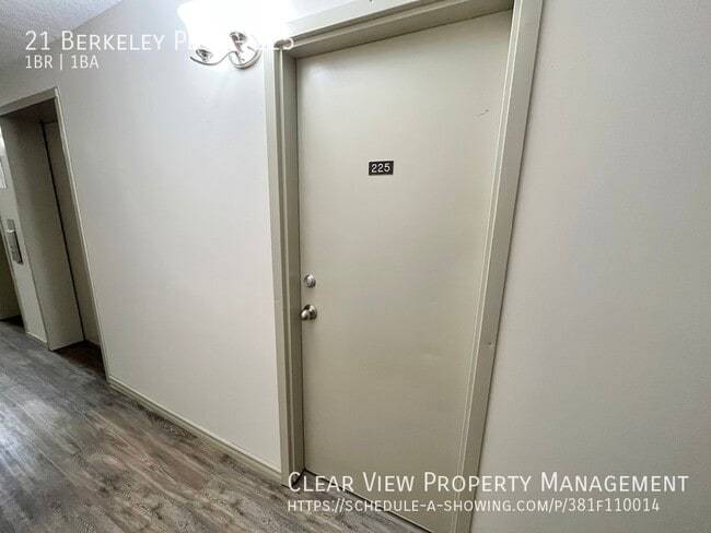 Building Photo - Beautifully renovated one bedroom, one bat...