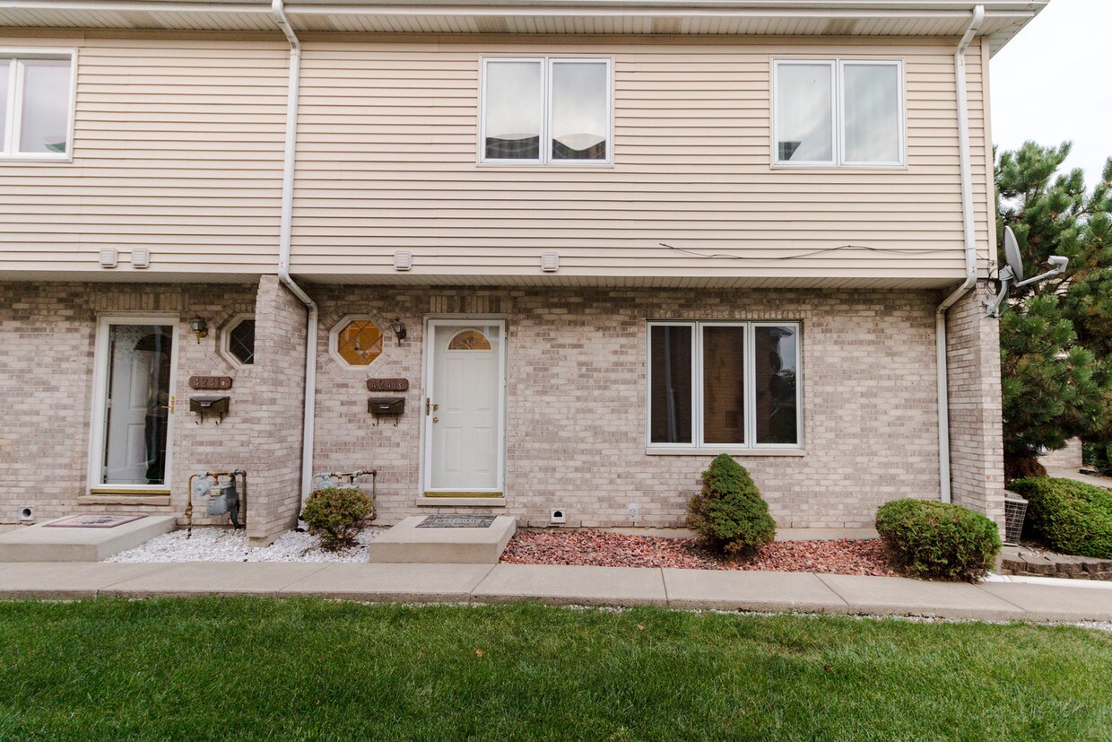 4241 Lindenwood Dr, Matteson, IL 60443 Condo for Rent in Matteson, IL