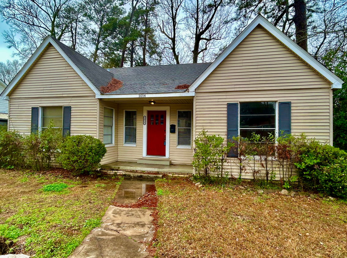 Foto principal - Charming 2-Bedroom Home in Lufkin, TX – Yo...