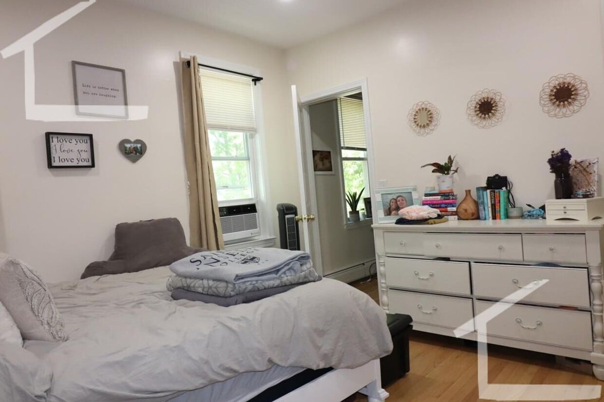 Foto principal - HOT BROOKLINE LISTING!!!!!