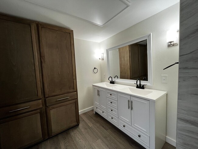 Building Photo - 1 bedroom, 1 bath house with 1 car attache...