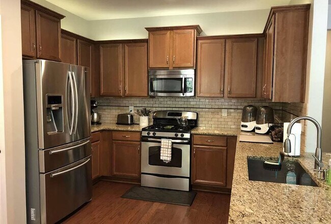 Building Photo - Great Location! Large 3 Bedroom Home in th...