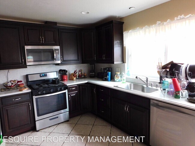 Building Photo - 4 br, 2 bath House - 750 AVALON WAY