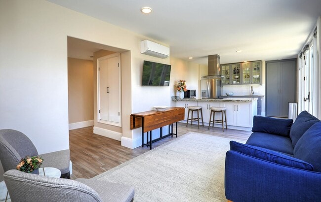 Building Photo - 731 Las Canoas Pl