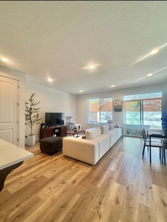 Building Photo - Like-New Townhome in Ponderosa Ridge – North Corvallis | Beautifully Landscaping
