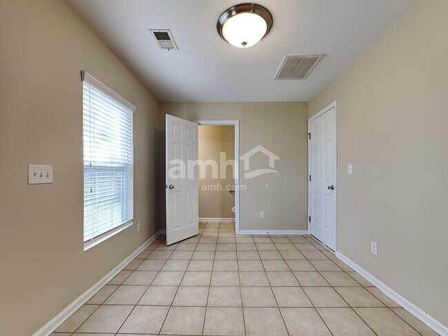 Building Photo - 409 Lakewind Dr