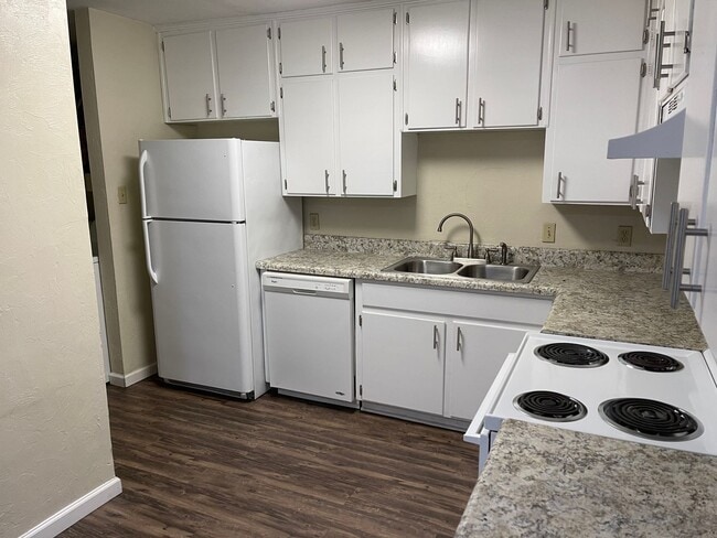 Building Photo - Portland Townhomes
