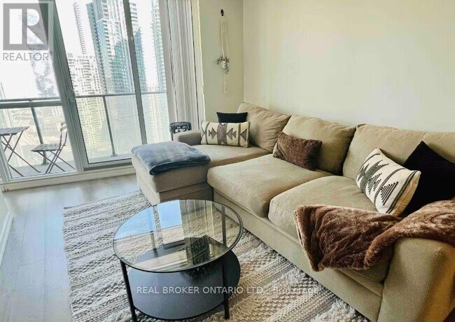 Photo du bâtiment - 65 Bremner Blvd