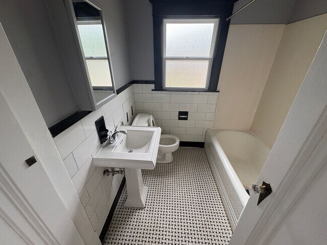 Foto del edificio - Charming & Updated 3BR Home with Huge Yard & Storage