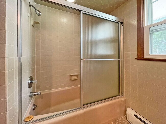 Foto del edificio - Spacious 5 Bedroom with New Paint and LVP ...