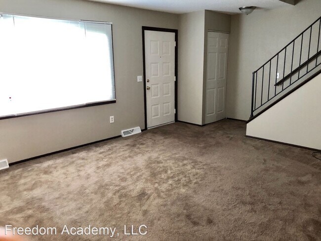 Building Photo - 215-217 Edgewood Dr