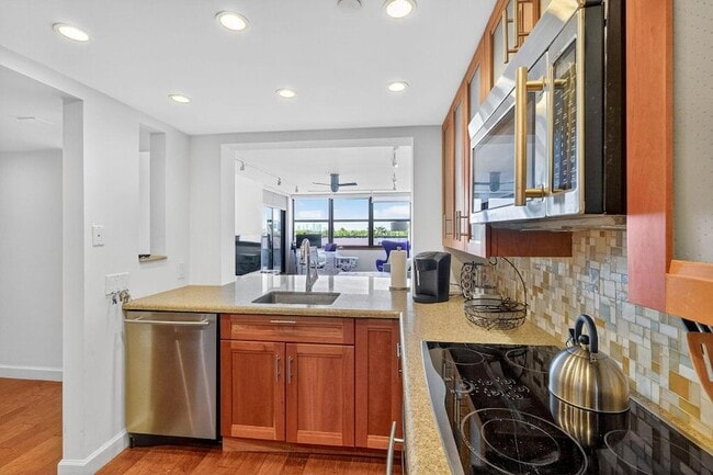 Building Photo - 2555 Collins Ave