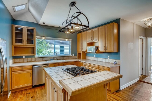 Building Photo - LOCATION LOCATION!!  Local gem in a quiet ...