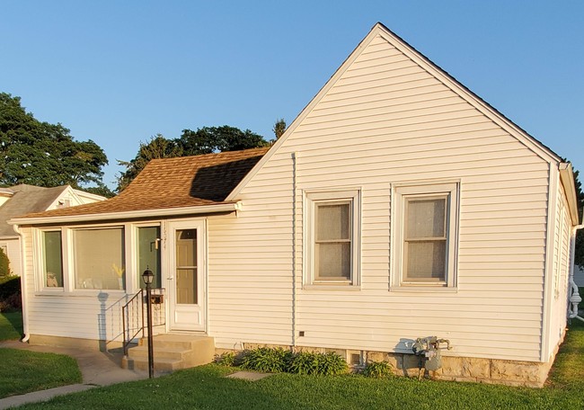 Front of house - 16074 New Ave