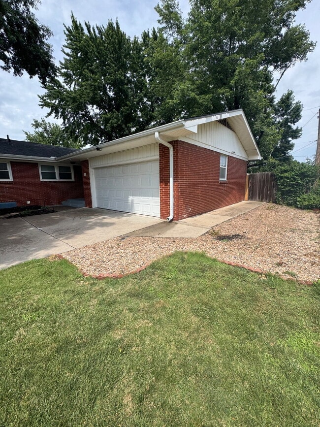 Building Photo - 840 N Waddington Ave
