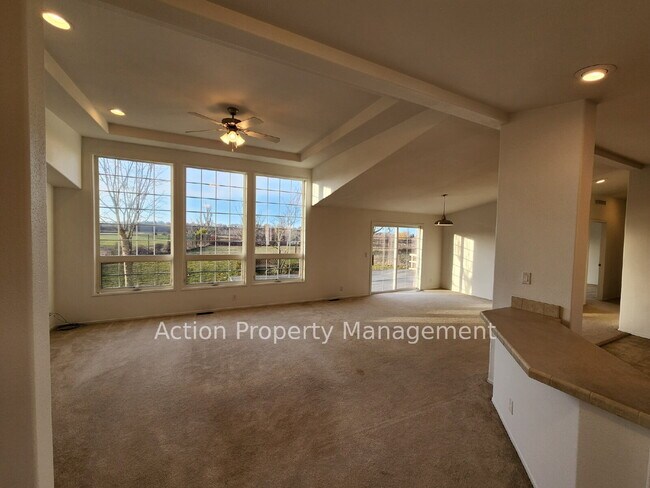 Foto del edificio - 3 bed 2 bath 2 car garage w/ great views in Sequim
