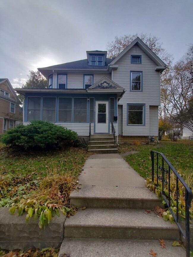 Building Photo - FOR RENT- Large home on Western Ave! Pets ok!