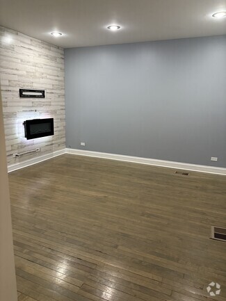 Building Photo - 2118 W 51st St