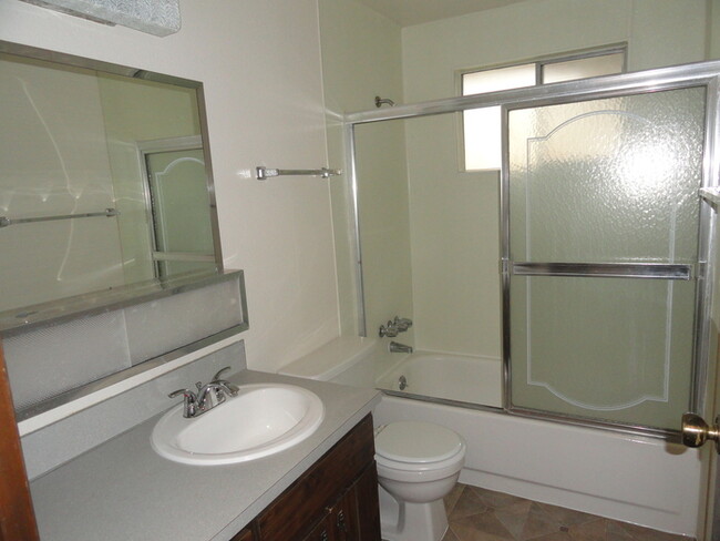 Foto del edificio - Very Nice 3 Bedroom 1 3/4 Bath Rambler in ...