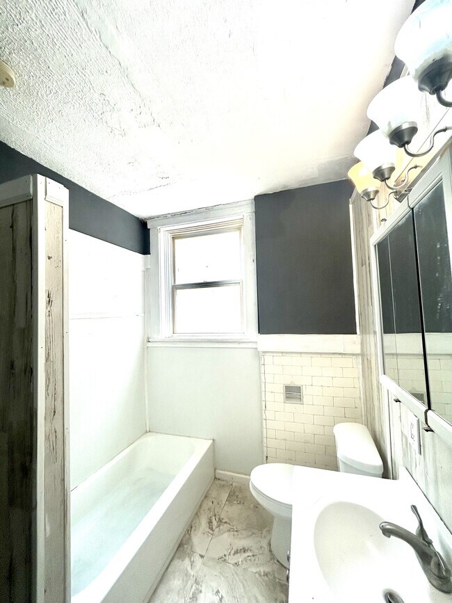 Foto del edificio - 639 Forest Ave