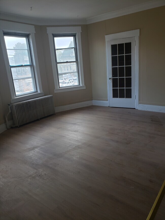Family room - 765 Kennedy Blvd
