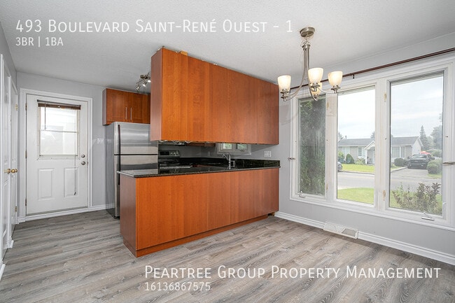 Photo du bâtiment - Spacious 3BR Bungalow with Private Yard & Parking –  493 St-René Blvd West, Gatineau