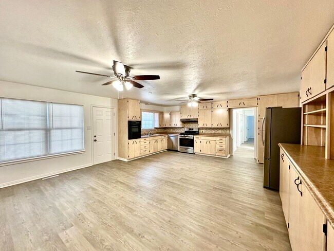 Foto del edificio - 3 Bed | 2 Bath | Pool | Screened Porch