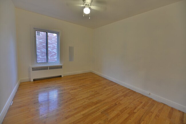 Building Photo - 973 Rue Tait