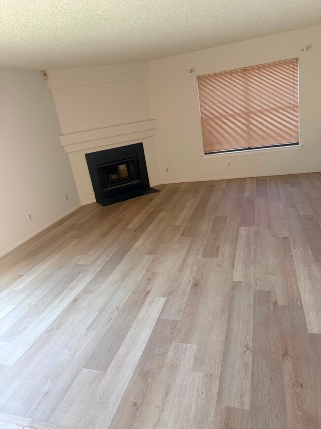 Building Photo - 8011 Sunshine Trail Dr