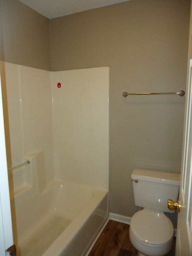 Building Photo - Comfy 3 Bedroom/2 Bath in Blue Pool!!!