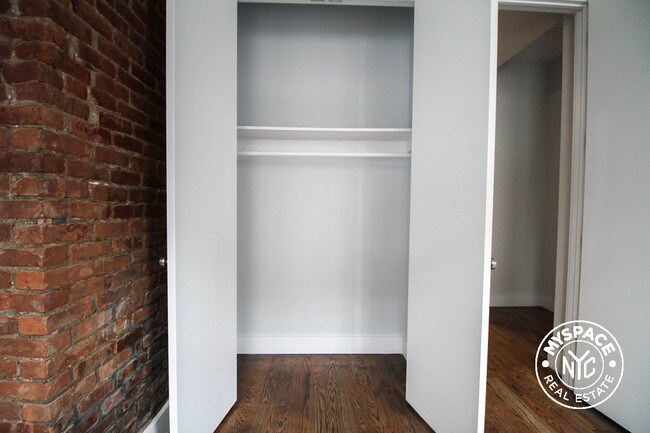 Foto del edificio - 58-25 Myrtle Ave