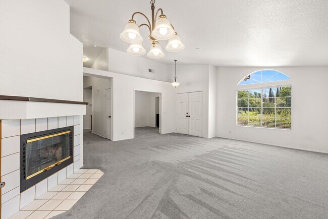 Foto del edificio - 4BD/2BA Ranch Style Home w/Private Yard, 2...