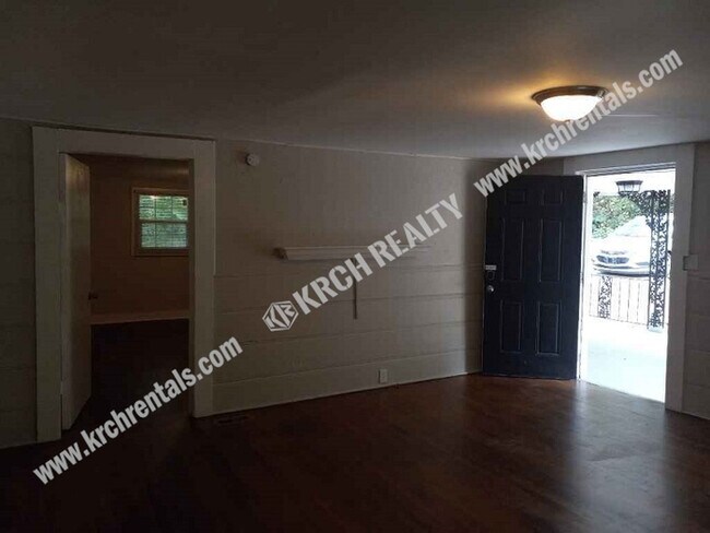 Building Photo - Cozy 2-Bed, 2-Bathroom Home