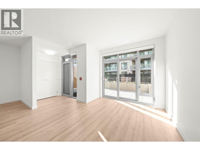 Building Photo - 755 Harbourside Dr