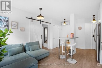Building Photo - 595-595 St Clair Ave W