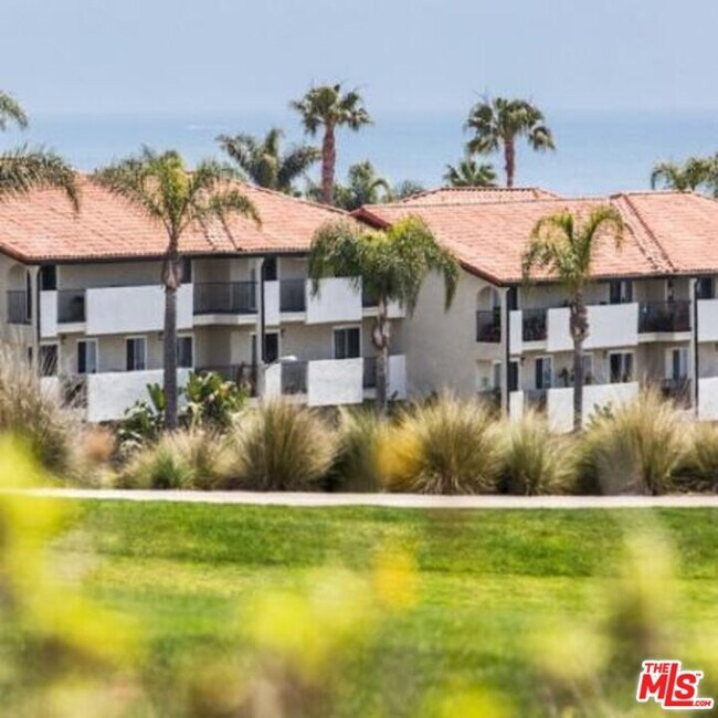 Building Photo - 6600 Beachview Dr
