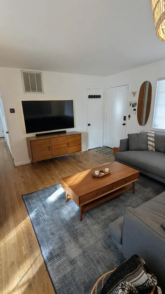 Foto del edificio - 3370 Downey Ave