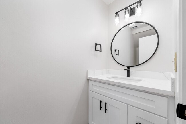 Foto del edificio - Charming 3 Bed, 1.5 Bath Townhome in Hunti...