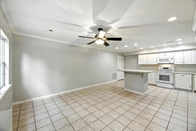 Foto del edificio - 2710 Hodge Rd