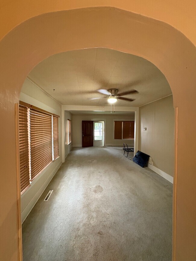 Foto del edificio - 614 W 3rd Ave