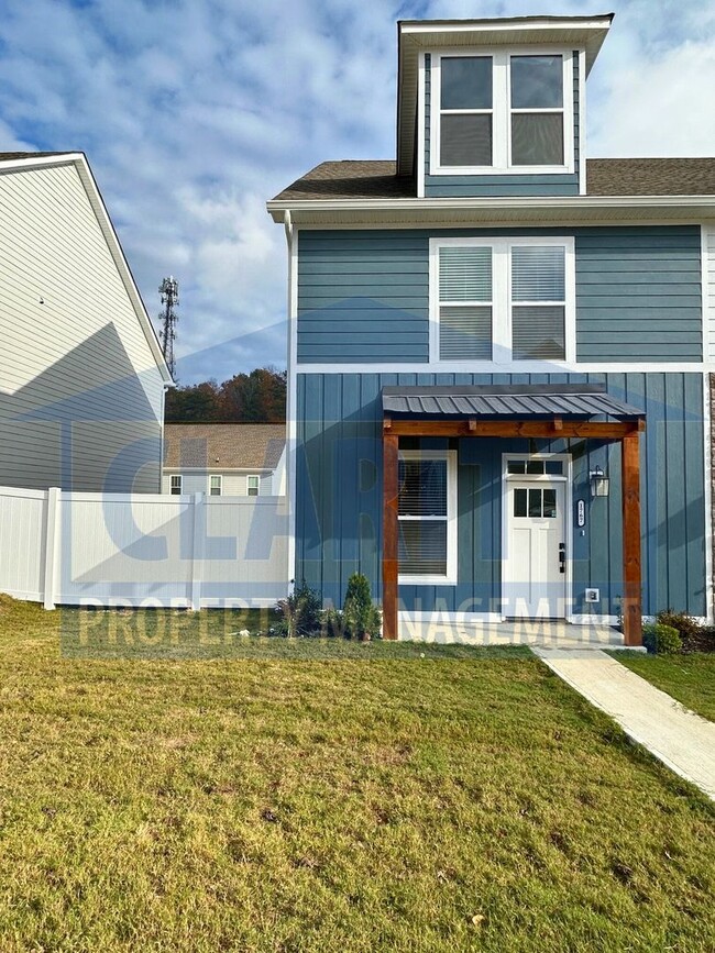 Building Photo - Beautiful three bedroom townhome!