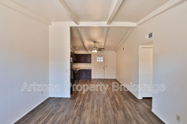 Foto del edificio - 8144 E 1st Ave
