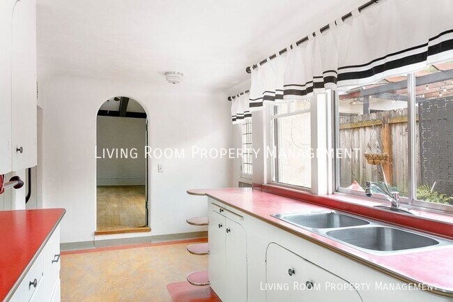 Foto del edificio - Spanish Style Stunner w/ Central Air