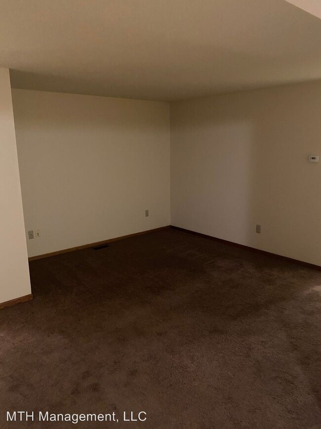 Building Photo - 2 br, 1 bath Apartment - 5200 Pointe Drive