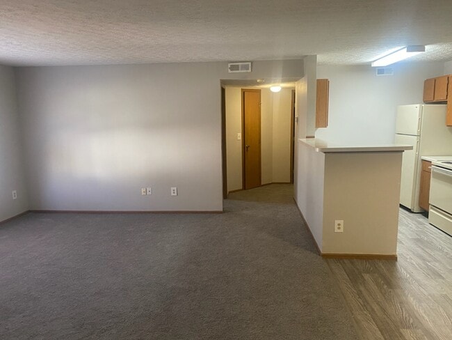 Building Photo - 393 Winding Willow Way