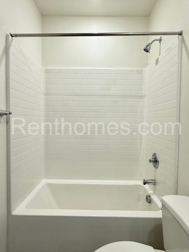 Foto del edificio - Otay Mesa, 5841 Seacliff Pl #95, LVP Flooring, Quartz Counters, 8 Solar Panels, AC, 2 Car Garage.