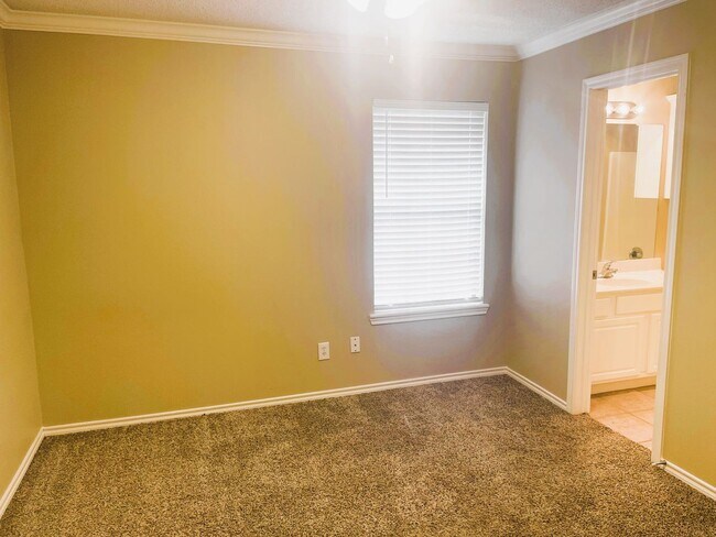 Building Photo - 802 N Englewood Ave