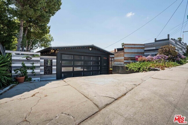 Foto del edificio - 704 Blossom Ln