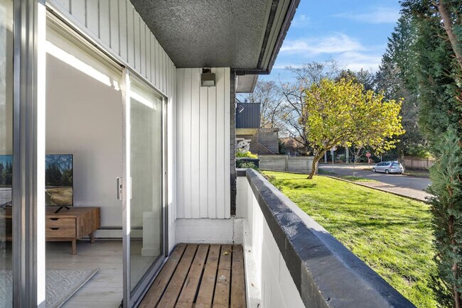 Building Photo - 2225 W 8th Ave